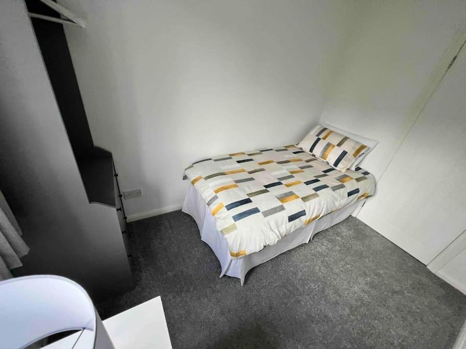 Very Comfy 3 Bed Town House Ashton-under-Lyne Exterior photo